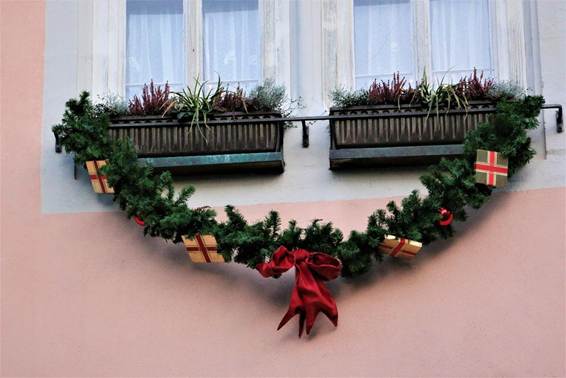 建物, 屋外, 花, フロント が含まれている画像
AI 生成コンテンツは誤りを含む可能性があります。