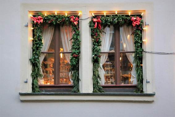 建物の窓
AI 生成コンテンツは誤りを含む可能性があります。