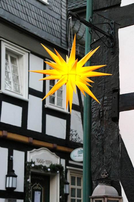 建物, 屋外, ストリート, 傘 が含まれている画像
AI 生成コンテンツは誤りを含む可能性があります。