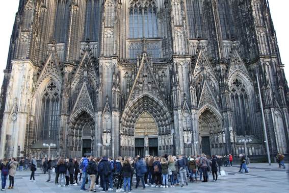 教会にいる人々
AI 生成コンテンツは誤りを含む可能性があります。