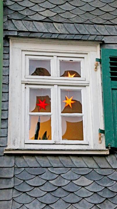 レンガ造りの建物とドア
AI 生成コンテンツは誤りを含む可能性があります。