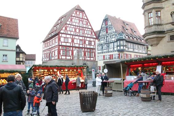 建物の前を歩く人々
AI 生成コンテンツは誤りを含む可能性があります。