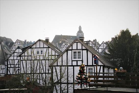 フェンスに囲まれた家
AI 生成コンテンツは誤りを含む可能性があります。