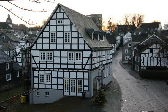 建物の前の家
AI 生成コンテンツは誤りを含む可能性があります。