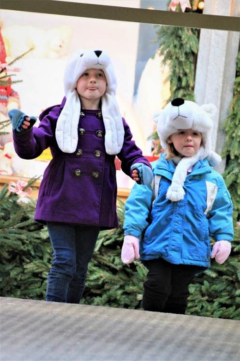 人, 子供, 女の子, 少し が含まれている画像
AI 生成コンテンツは誤りを含む可能性があります。