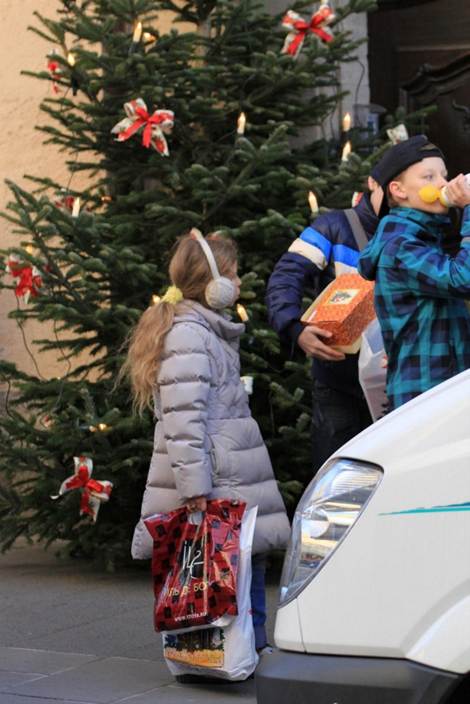 座る, テーブル, 男, 持つ が含まれている画像
AI 生成コンテンツは誤りを含む可能性があります。