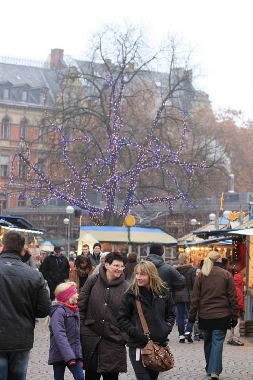 屋外, 建物, 男, 女性 が含まれている画像
AI 生成コンテンツは誤りを含む可能性があります。