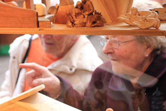 人, 屋内, テーブル, 男 が含まれている画像
AI 生成コンテンツは誤りを含む可能性があります。