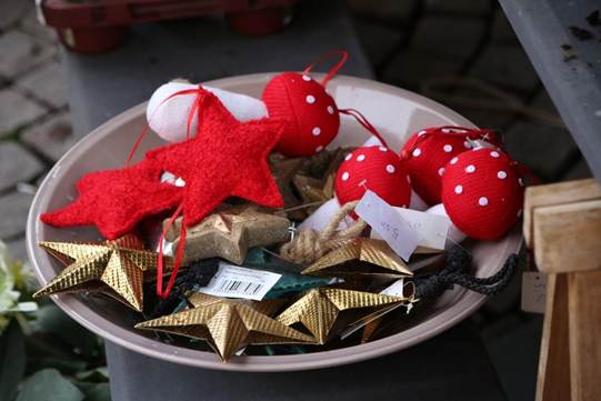 テーブル, 屋内, 座る, 食品 が含まれている画像
AI 生成コンテンツは誤りを含む可能性があります。