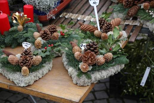 テーブル, 座る, 食品, 木製 が含まれている画像
AI 生成コンテンツは誤りを含む可能性があります。