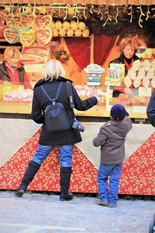 人, 子供, 小さい, 立つ が含まれている画像
AI 生成コンテンツは誤りを含む可能性があります。