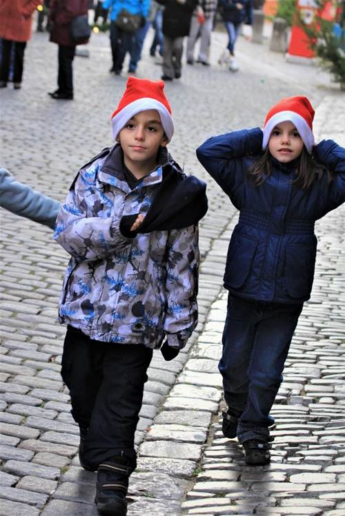 傘をさして歩く人たち
AI 生成コンテンツは誤りを含む可能性があります。