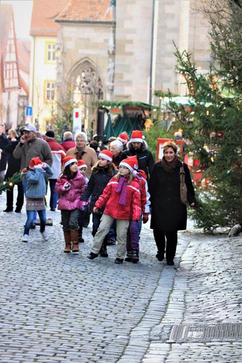 歩道を歩いている人たち
AI 生成コンテンツは誤りを含む可能性があります。