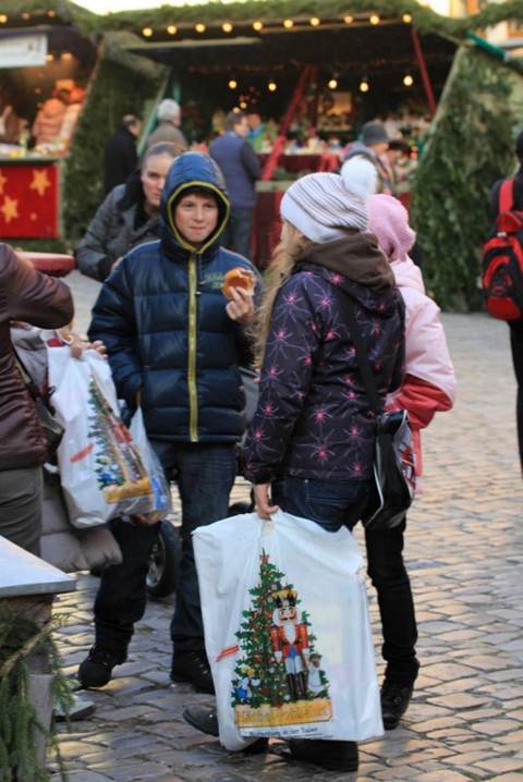 テーブル, 覆い, ベッド, 若い が含まれている画像
AI 生成コンテンツは誤りを含む可能性があります。