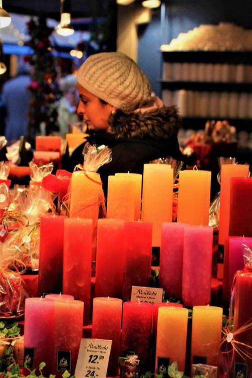 テーブル, いっぱい, 座る, メガネ が含まれている画像
AI 生成コンテンツは誤りを含む可能性があります。