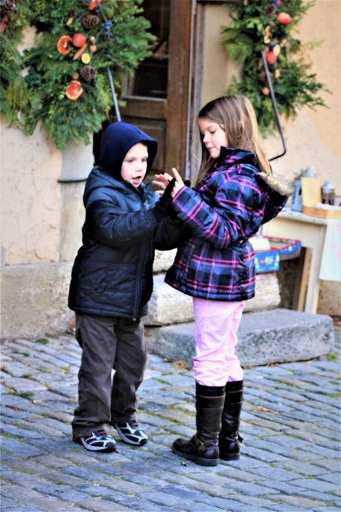 人, 屋外, 建物, 子供 が含まれている画像
AI 生成コンテンツは誤りを含む可能性があります。