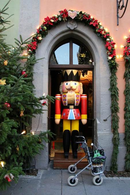 建物の中に入っている花
AI 生成コンテンツは誤りを含む可能性があります。