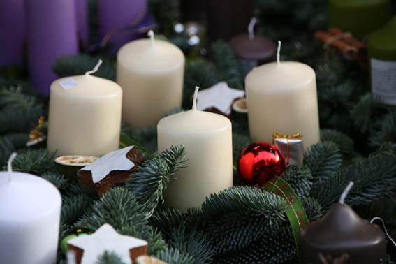 テーブルの上に置いている様々な花
AI 生成コンテンツは誤りを含む可能性があります。