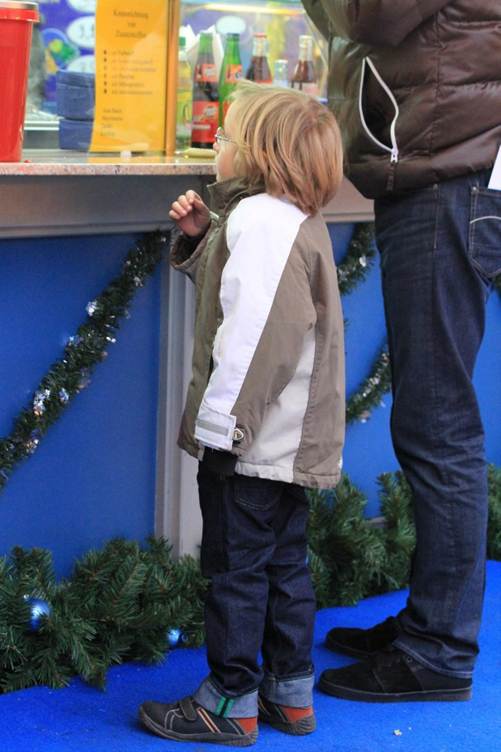 人, 男, 立つ, ブルー が含まれている画像
AI 生成コンテンツは誤りを含む可能性があります。