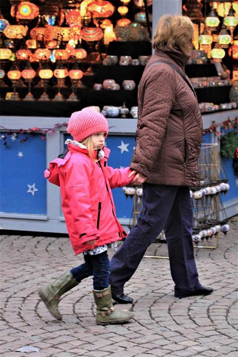 人, 屋外, ウォーキング, 立つ が含まれている画像
AI 生成コンテンツは誤りを含む可能性があります。