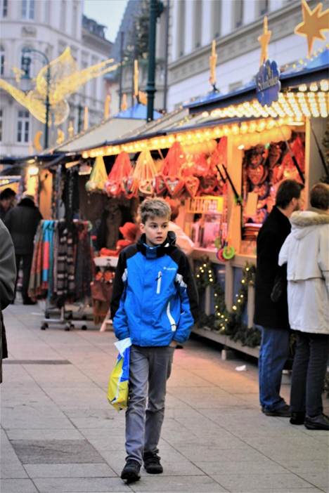 歩道を歩いている男女
AI 生成コンテンツは誤りを含む可能性があります。