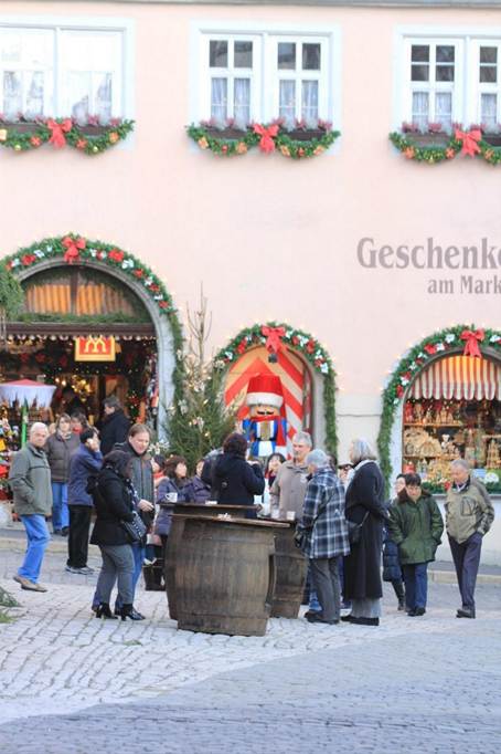 建物, 男, テーブル が含まれている画像
AI 生成コンテンツは誤りを含む可能性があります。