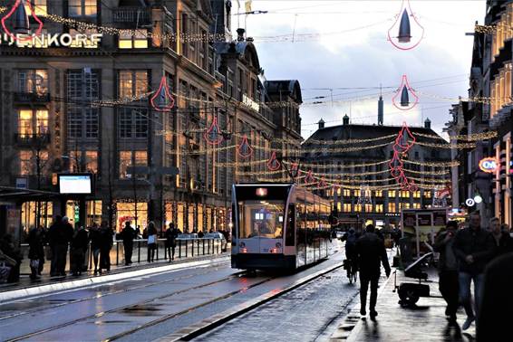 建物の前の歩道を歩く人々
AI 生成コンテンツは誤りを含む可能性があります。