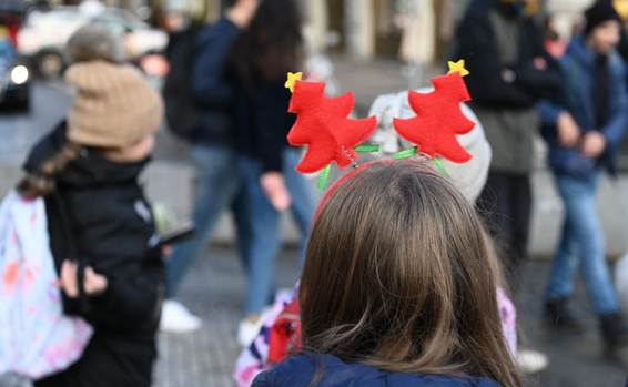 人, 屋外, ストリート, 女性 が含まれている画像
AI 生成コンテンツは誤りを含む可能性があります。