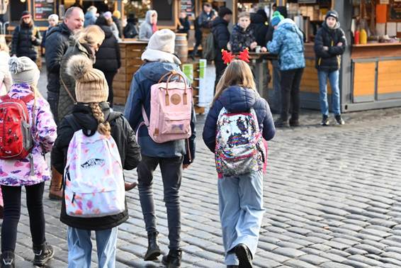 傘をさして歩く人々
AI 生成コンテンツは誤りを含む可能性があります。