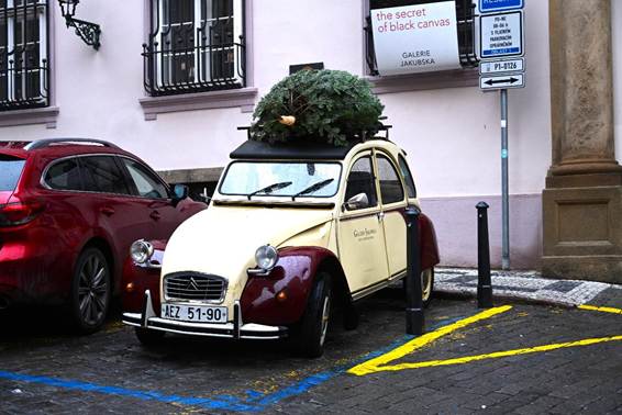建物の前に駐車した車
AI 生成コンテンツは誤りを含む可能性があります。