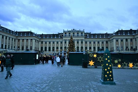 白い建物の前に立っている人たち
AI 生成コンテンツは誤りを含む可能性があります。