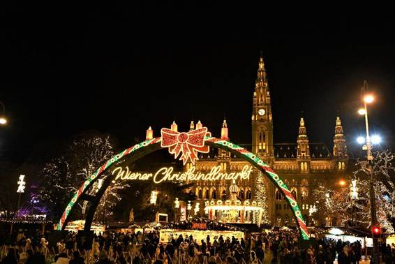 夜にライトアップされた建物
AI 生成コンテンツは誤りを含む可能性があります。