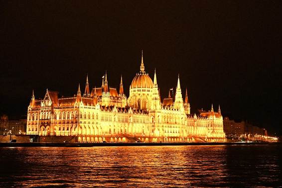 水の中にある大きな建物
AI 生成コンテンツは誤りを含む可能性があります。