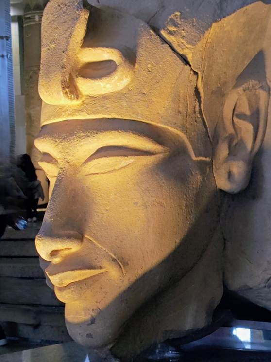 建物, 座る, テーブル, 食品 が含まれている画像
AI 生成コンテンツは誤りを含む可能性があります。