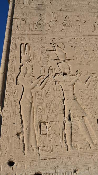 石の建物の白黒写真
AI 生成コンテンツは誤りを含む可能性があります。