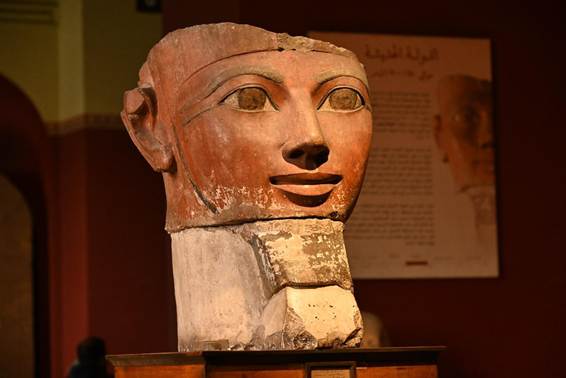 古い, 男, 座る, テレビ が含まれている画像
AI 生成コンテンツは誤りを含む可能性があります。