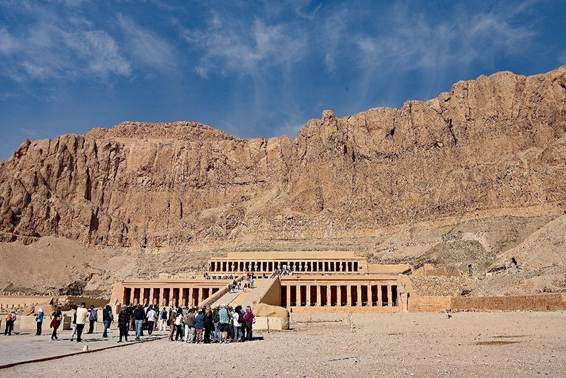 砂漠にある建物
AI 生成コンテンツは誤りを含む可能性があります。