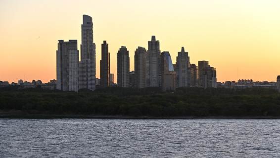 川と橋と建物
AI 生成コンテンツは誤りを含む可能性があります。